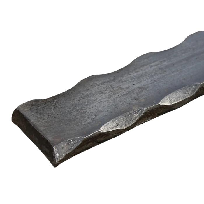 Ferro piatto martellato su 4 spigoli 25x8