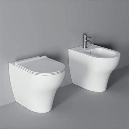 Coppia sanitari a terra filomuro Alice Ceramica Unica senza brida con coprivaso soft close